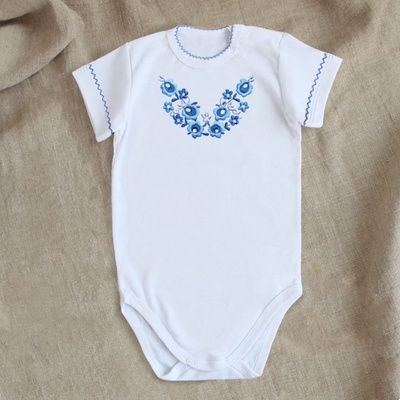 Вишитий боді для дівчинки з голубими квітами 12353 фото